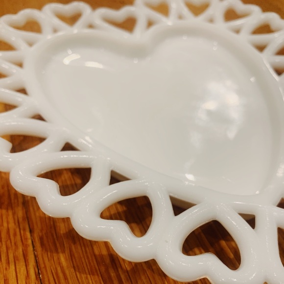 SOLD❤️Vintage 60s Westmoreland Milk Glass Heart - Picture 5 of 8